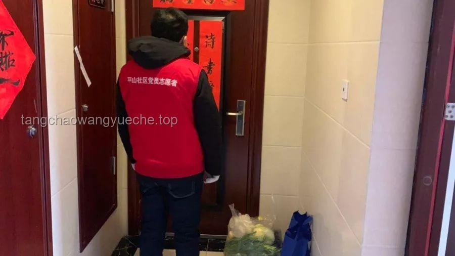 健身房防盗指南：防范男子专挑高档更衣箱偷窃